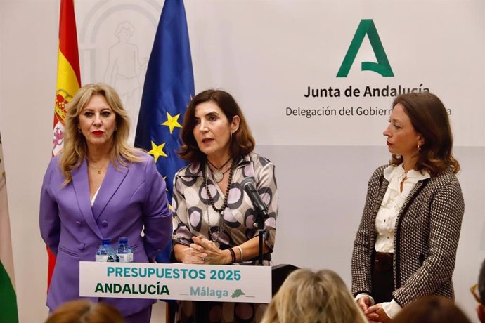 La consejera de Empleo, Empresa y Trabajo Autónomo, Rocío Blanco, junto a junto a la consejera de Economía, Hacienda y Fondos Europeos y portavoz de la Junta de Andalucía, Carolina España, y la delegada del Gobierno andaluz en Málaga.