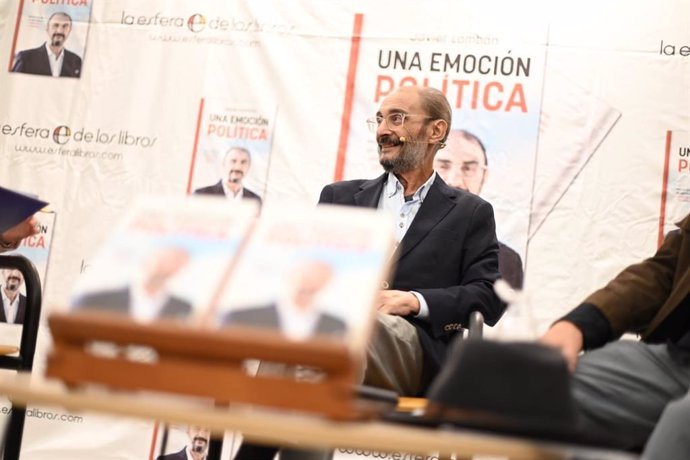 El secretario general del PSOE, Javier Lambán, en la presentación de su libro de memorias en la ciudad de Huesca.