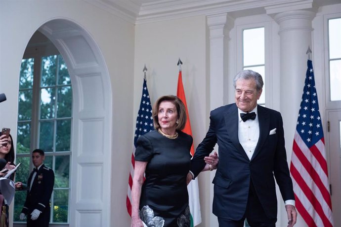 Archivo - Imagen de archivo de la expresidenta de la Cámara de Representantes de Estados Unidos Nancy Pelosi junto a su esposo Paul