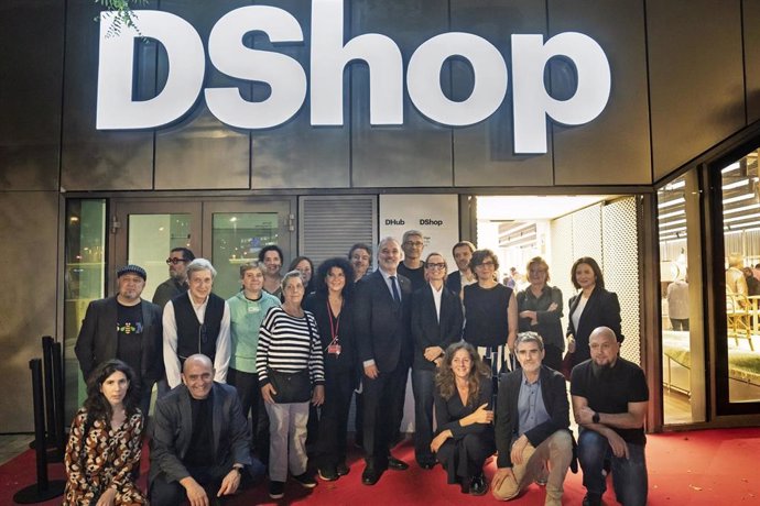 El alcalde de Barcelona, Jaume Collboni, asiste a la inauguración de DShop, la nueva tienda del Disseny Hub