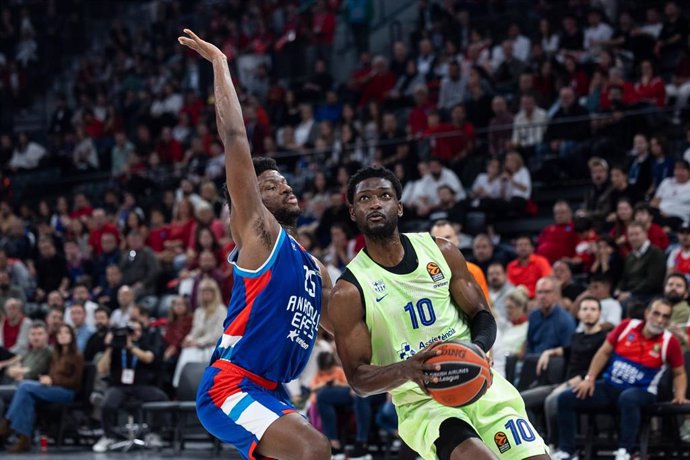 El jugador del Barça Chimezie Metu en el partido contra el Anadolu Efes Istanbul de la Euroliga 2024-25 en Estambul (Turquía)