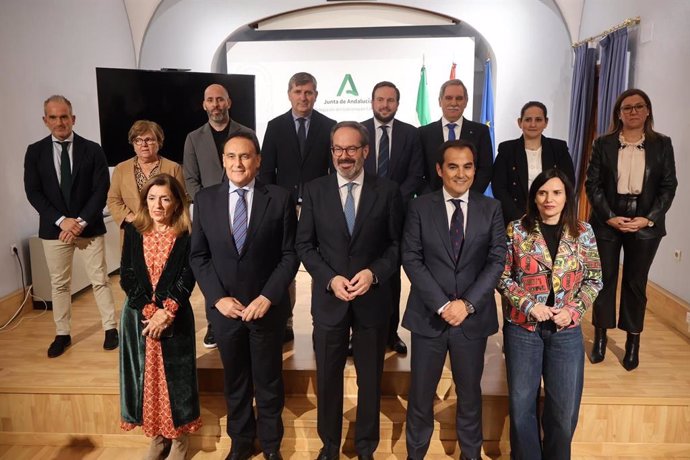 Molina (centro), entre Gómez Villamandos y Nieto, junto a los delegados territoriales de la Junta, en la presentación del presupuesto de la Junta para Córdoba correspondiente a 2025.