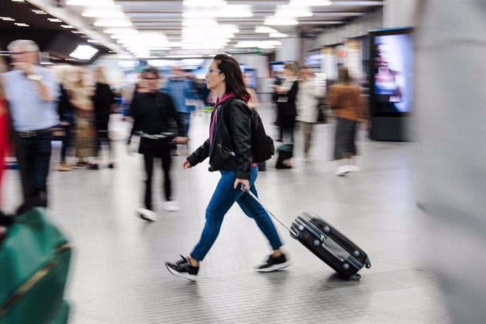 Pasajeros en la estación de tren de Atocha, a 21 de octubre de 2024, en Madrid (España).