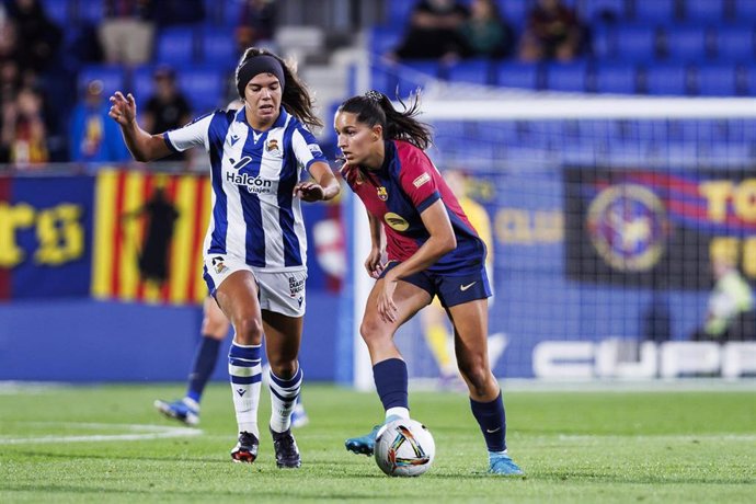 Archivo - Kika Nazareth of FC Barcelona Femenino and Andreia De Jesus of Real Sociedad Femenino competes for the ball during the Spanish Women league, Liga F, football match played between FC Barcelona and Real Sociedad at Johan Cruyff Stadium on Septembe