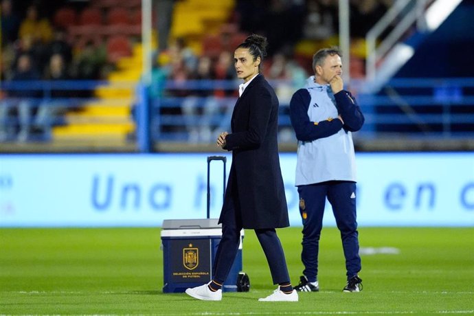 Montse Tome, head coach of Spain, looks on during the International Friendly match played between Spain and Canada at Francisco de la Hera stadium on October 25, 2024, in Badajoz, Spain.