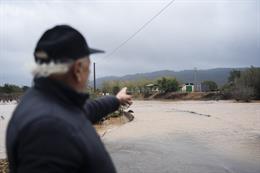 Un hombre observa la crecida del río Magre, a 29 de octubre de 2024, en Alfarp, Valencia, Comunidad Valenciana (España). 