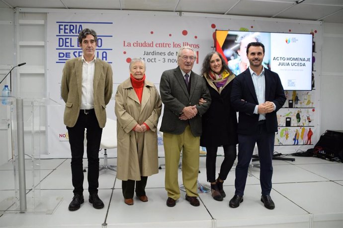 Foto de grupo de participantes en el homenaje a la escritora sevillana en la Feria del Libro de Sevilla