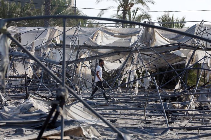 Archivo - September 10, 2024, Khan Yunis, Gaza Strip, Palestinian Territory: Palestinians inspect the damage at the site of Israeli strikes on a makeshift displacement camp in Mawasi Khan Yunis in the Gaza Strip on September 10, 2024, amid the ongoing war