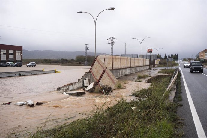 Estragos causados por la DANA, a 29 de octubre de 2024, en Llombai, Valencia, Comunidad Valenciana (España). El Centro de Coordinación de Emergencias (CCE) ha elevado a rojo el nivel de alerta por lluvias en todo el litoral e interior norte de Valencia, d