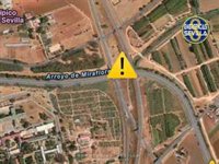 Restablecido en Sevilla el tráfico en la SE-020 tras ocho horas cortado por el desbordamiento del arroyo Tamarguillo