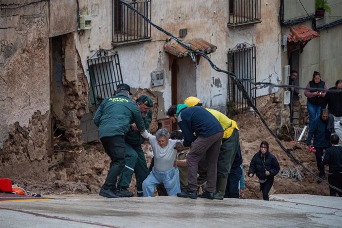 Varios servicios de emergencias ayudan en las labores de rescate, a 29 de octubre de 2024, en Letur, Albacete, Castilla-La Mancha (España). El casco antiguo de Letur, en la Sierra de Segura, se ha llevado la peor parte, con el desbordamiento del arroyo y 