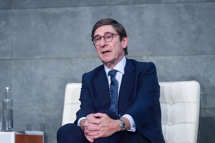 El presidente de CaixaBank, José Ignacio Goirigolzarri, durante la celebración del 20º aniversario de la creación de la fundación de la red de firmas PWC, en el Auditorio Rafael del Pino, a 16 de octubre de 2024, en Madrid (España).