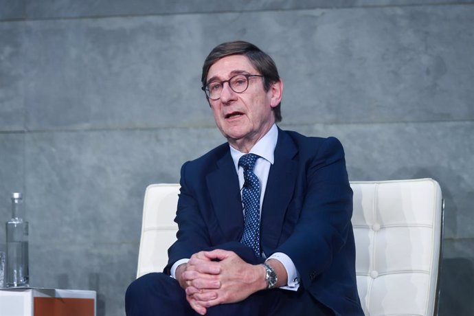 El presidente de CaixaBank, José Ignacio Goirigolzarri, durante la celebración del 20º aniversario de la creación de la fundación de la red de firmas PWC, en el Auditorio Rafael del Pino, a 16 de octubre de 2024, en Madrid (España). PriceWaterhouseCoopers