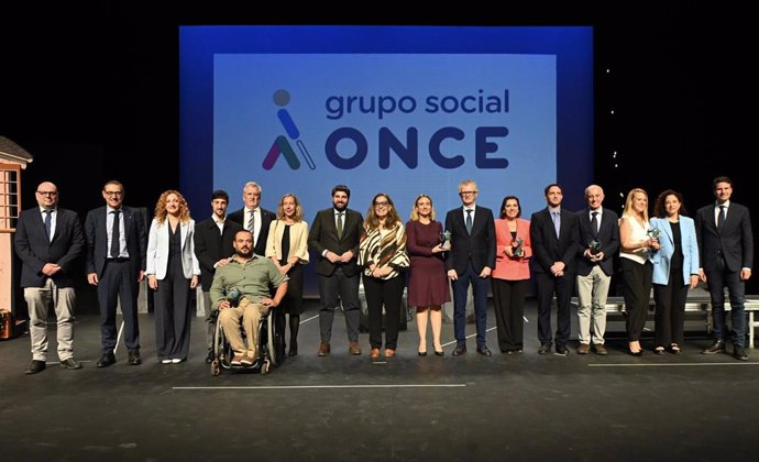 El presidente de la Comunidad, Fernando López Miras, con los galardonados en la décimo octava edición de los Premios Solidarios Grupo Social Once Región de Murcia