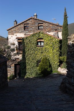 Archivo - Una casa en Patones de Arriba, a 6 de abril de 2022, en Patones de Arriba, Madrid (España). Patones de Arriba se ubica en el Valle del Jarama, a 60 kilómetros de Madrid y representa uno de los mejores ejemplos de ‘arquitectura negra’ de la regió