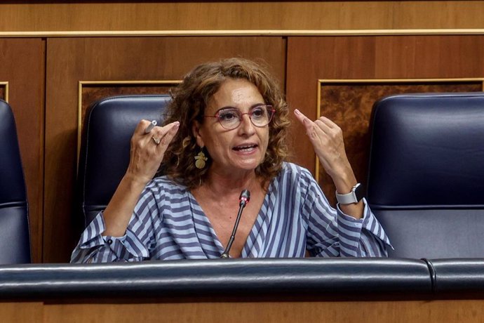 La vicepresidenta primera y ministra de Hacienda, María Jesús Montero, interviene durante una sesión de control al Gobierno, en el Congreso de los Diputados, a 9 de octubre de 2024, en Madrid (España).