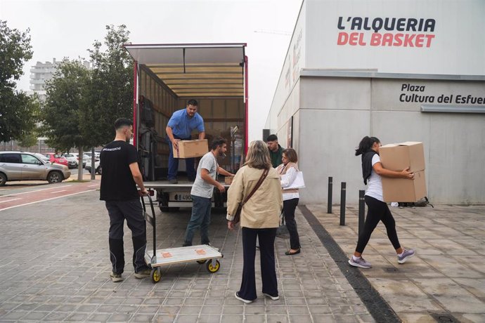 L'Alqueria del Basket, uno de los lugares que ha acogido a personas dirante la noche a causa de la DANA en Valencia