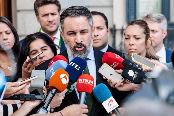 El líder de VOX, Santiago Abascal, ofrece declaraciones a los medios.