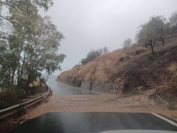 Vista de los efectos de las fuertes lluvias en la carretera MA-3108 de Benamargosa a Cútar.