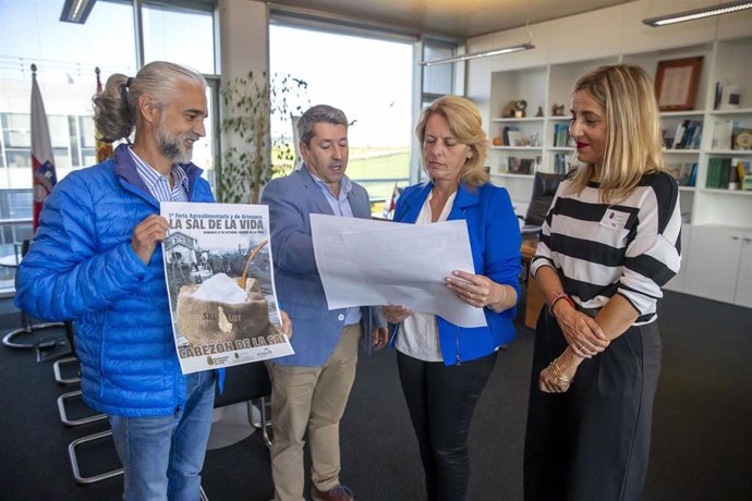 La Consejera De Desarrollo Rural, María Jesús Susinos, Presenta El Cartel De La Feria ‘La Sal De La Vida De Cabezón De La Sal’