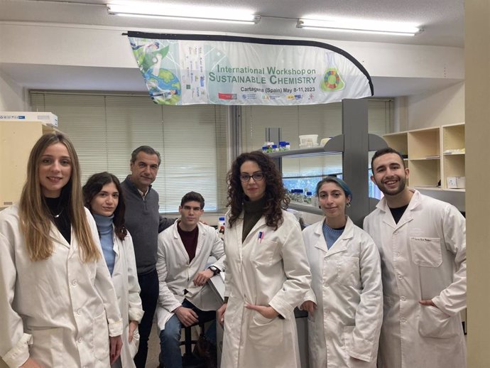 Pedro Lozano, junto a su equipo de investigación de química sostenible