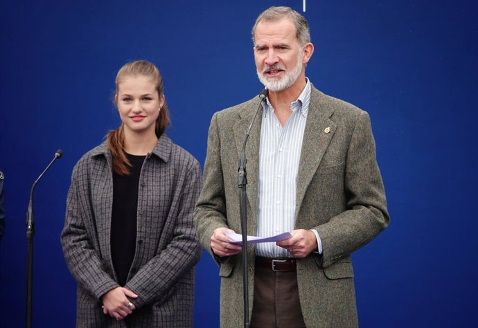 La princesa Leonor y el Rey Felipe VI durante el acto de entrega del premio al ‘Pueblo Ejemplar de Asturias 2024, a 26 de octubre de 2024, en Sotres, Cabrales, Asturias (España). El Premio al Pueblo Ejemplar de Asturias 2024 ha sido concedido a la parroqu