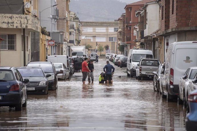 Varias personas observan los estragos ocasionados por la DANA, a 29 de octubre de 2024, en Llombai, Valencia, Comunidad Valenciana (España). 