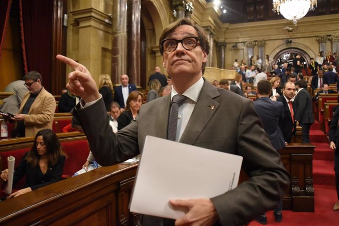 El presidente de la Generalitat, Salvador Illa, abandona el pleno del Parlament tras conocerse el balance provisional de 51 víctimas en la provincia de Valencia por la DANA.