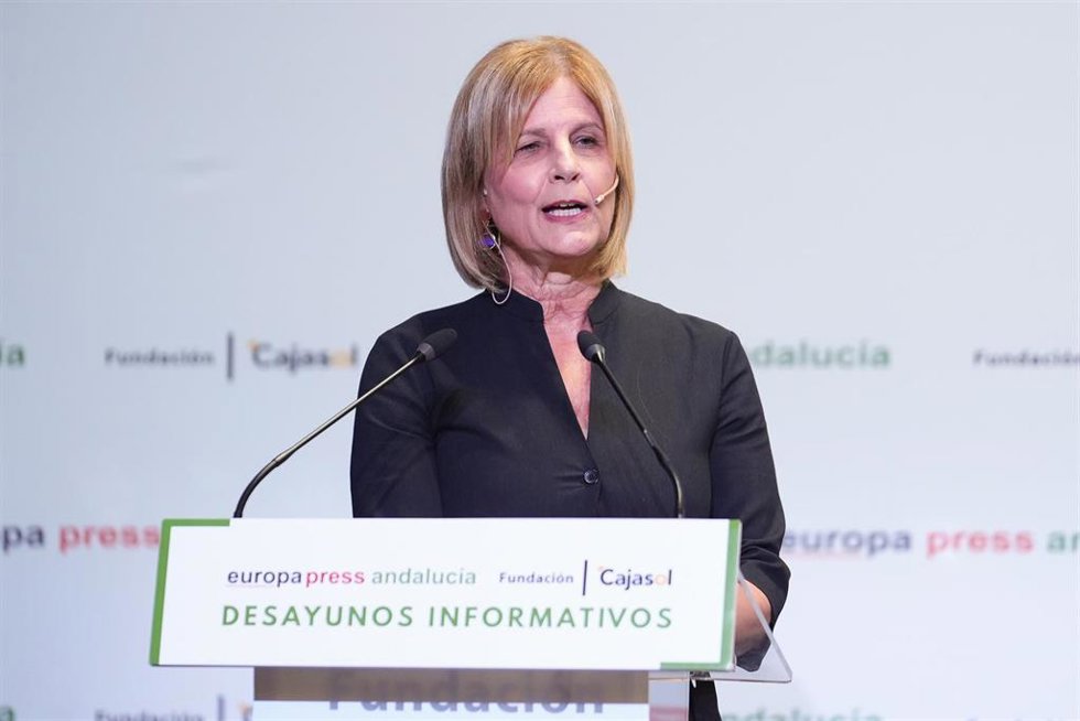 La alcaldesa y presidenta de la Federación Española de Municipios y Provincias (FEMP), María José García-Pelayo, durante su intervención en el encuentro informativo de Europa Press Andalucía. A 11 de octubre de 2024, en Jerez, Cádiz (Andalucía, España).