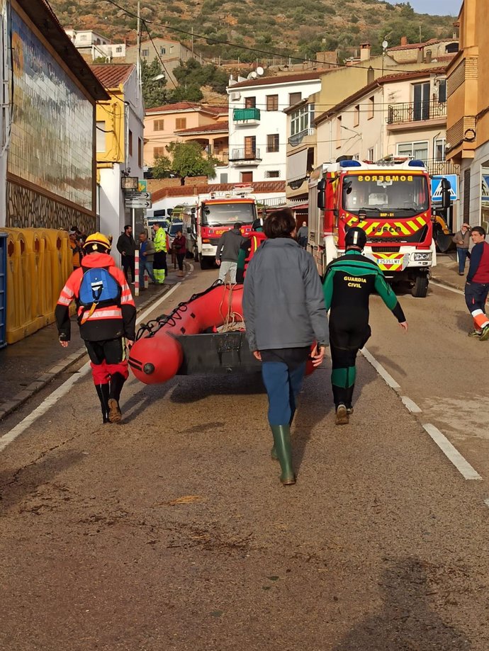 Efectivos de la Guardia Civil realizando labores en Mira tras la DANA sufrida por la localidad