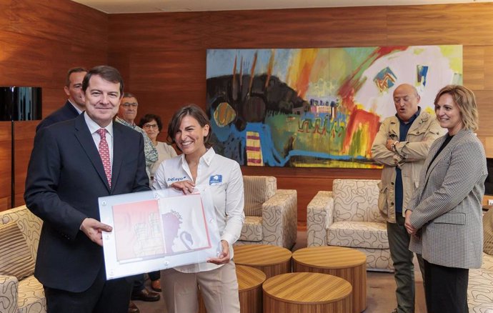 El presidente de la Junta de Castilla y León, Alfonso Fernández Mañueco, recibe a la abulense Almudena Sánchez, primera mujer de Castilla y León participante en el Reto Pelayo Vida de sensibilización sobre la prevención del cáncer.