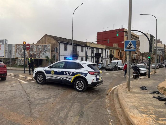 Un coche de la Policía Local de València controla el acceso a una carretera ante la DANA