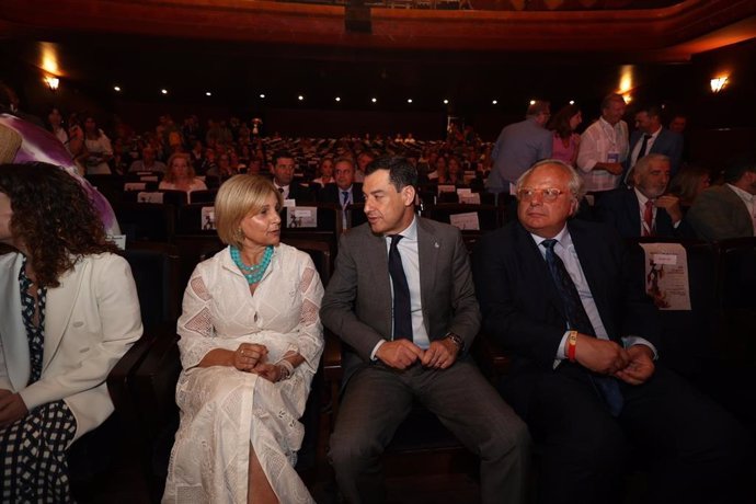 Archivo - La alcaldesa de Jerez, María José García-Pelayo, en un acto con el presidente de la Junta, Juanma Moreno.