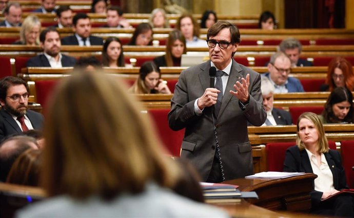 El presidente de la Generalitat, Salvador Illa, durante la sesión de control en el Parlament, a 30 de octubre de 2024