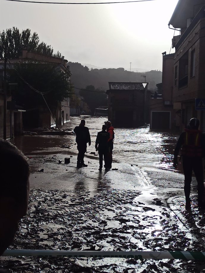 Efectivos de la Guardia Civil realizando labores en Mira tras la DANA sufrida por la localidad