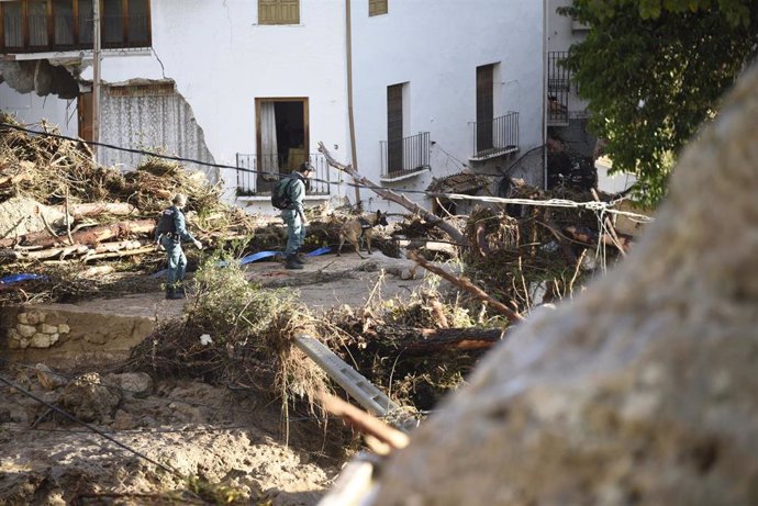 Dos agentes de la Guardia Civil trabajan en una zona afectada en Albacete por la DANA