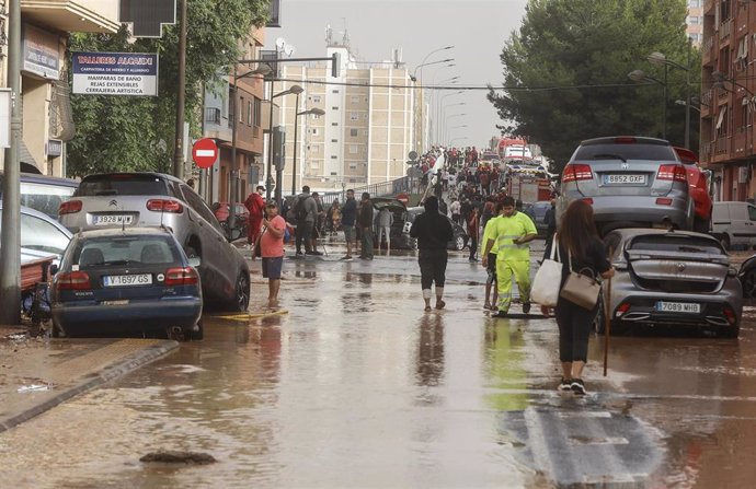 Vehículos destrozados tras el paso de la DANA por el barrio de La Torre de Valencia, a 30 de octubre de 2024, en Valencia, Comunidad Valenciana (España).