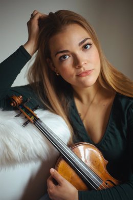 Imagen de la violinista Ellinor D'Melon.