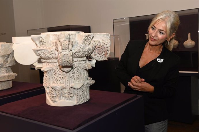 La consejera de Cultura y Deporte de la Junta de Andlaucía,  Patricia del Pozo, en la exposición ''Madinat al-Zahra, la capital brillante de la España islámica' , en Nueva York.