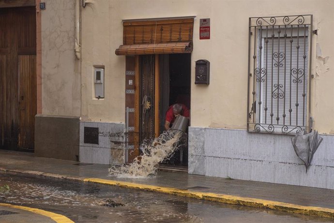 Un hombre achica agua