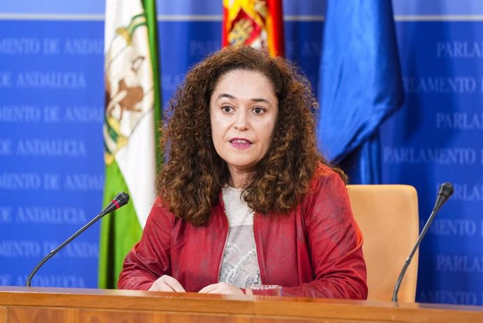 La portavoz del Grupo Por Andalucía, Inmaculada Nieto, durante la ronda de ruedas de prensa de portavoces de los grupos parlamentarios en el Parlamento de Andalucía, a 30 de octubre de 2024 en Sevilla (Andalucía, España). Los portavoces de los grupos parl