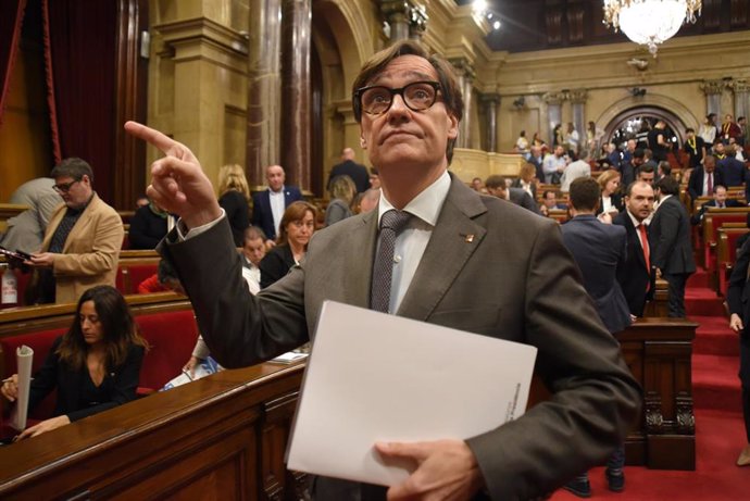 El presidente de la Generalitat de Cataluña, Salvador Illa, durante una sesión de control al presidente de la Generalitat valenciana, a 30 de octubre de 2024, en Barcelona, Cataluña (España). El pleno del Parlament designa hoy a los tres diputados que def