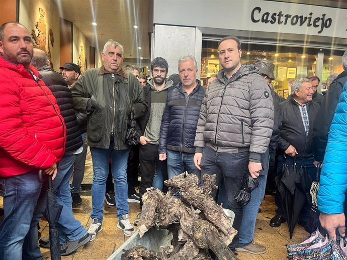 El presidente de UAGN, Félix Bariáin, junto a otros asistentes a la manifestación en defensa de los viticultores de la DOCa Rioja que ha sido aplazada como muestra de "solidaridad" a los afectados por la DANA