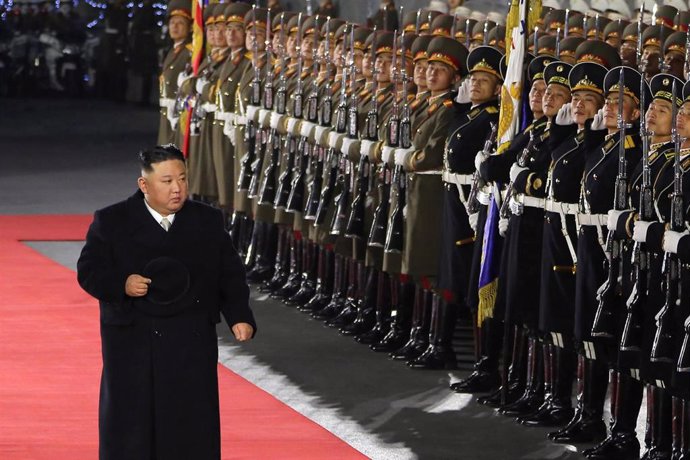 Archivo - El presidente de Corea del Norte, Kim Jong Un, durante un desfile militar