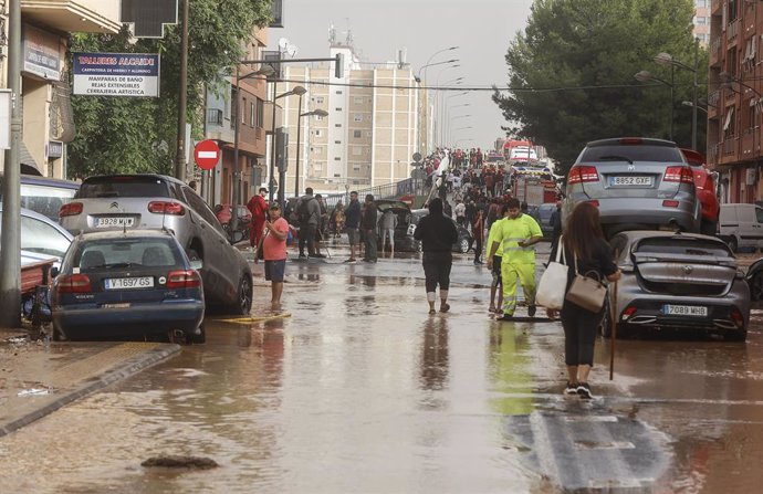 Vehicles destrossats després del pas de la DANA a València. 