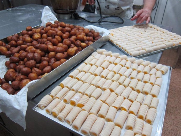 Archivo - Pastelería Bonache en Murcia. Confitería artesanal. Buñuelos. Pasteles. Obrador. Día de todos los Santos. Huesos de Santo