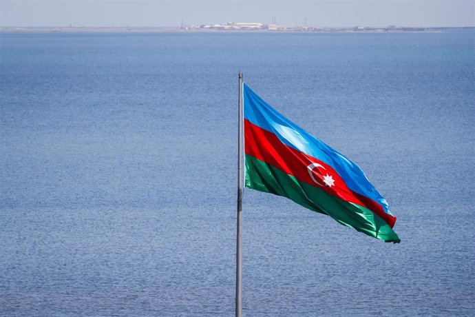 Archivo - Bandera de Azerbaiyán en la capital, Bakú (archivo)