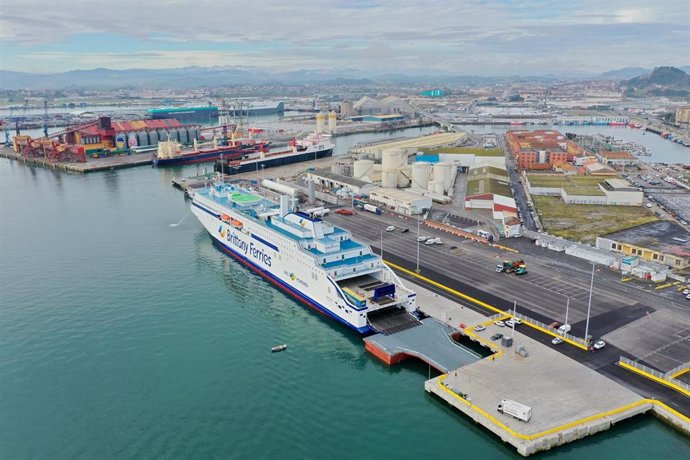 Archivo - Nueva terminal de ferries del Puerto de Santander