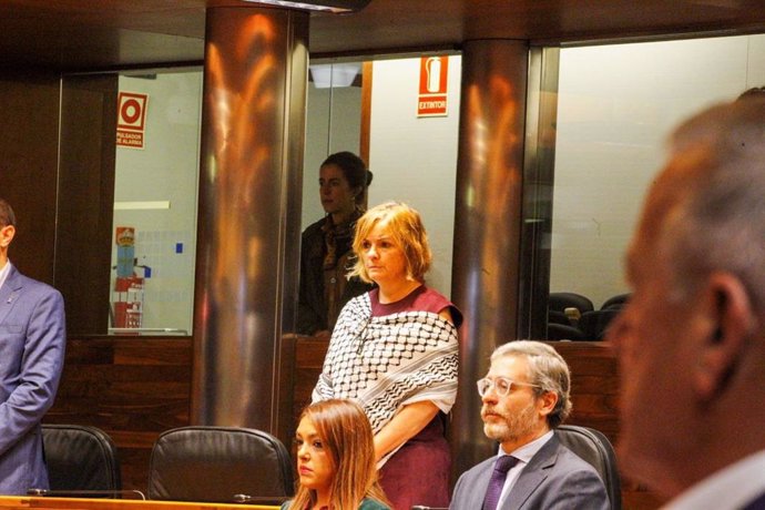 La diputada del Grupo Mixto, Covadonga Tomé, durante el minuto de sielencia en el Pleno.