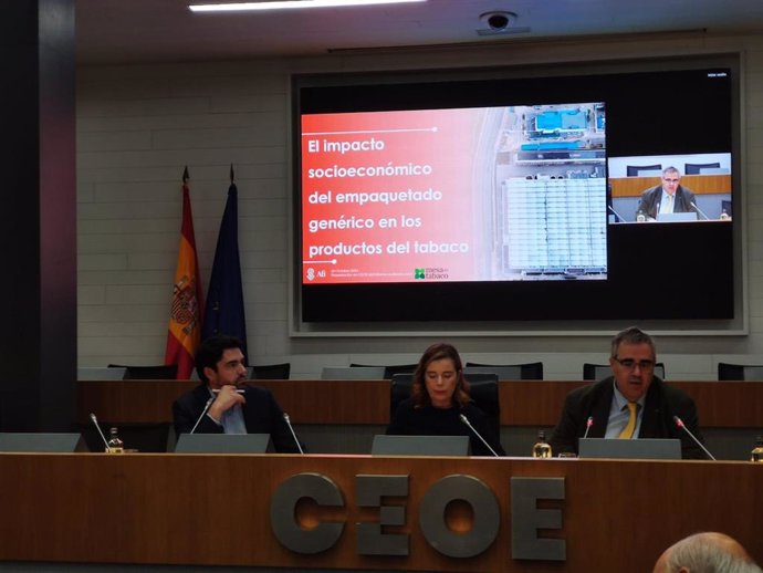 La directora general de la Mesa del Tabaco, Águeda García-Agulló, durante la presentación del informe 'El impacto socioeconómico del empaquetado genérico de productos del tabaco en España'